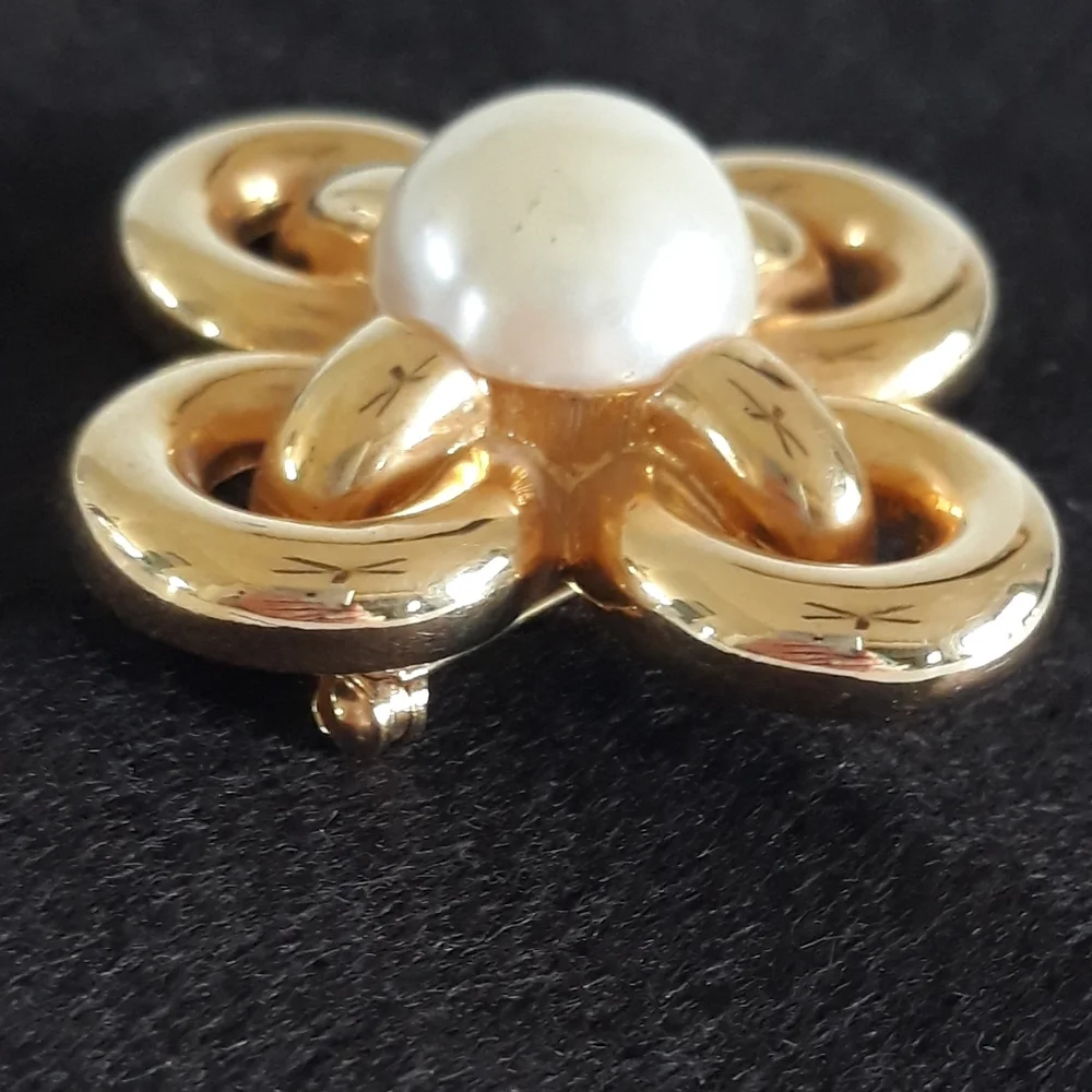 Joan Rivers signed faux pearl gold-tone brooch